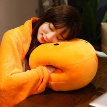 Lade das Bild in den Galerie-Viewer, Jetzt Süßes Frucht Kuschelkissen mit Decke und Handwärmer bei Kuscheltiere.store kaufen