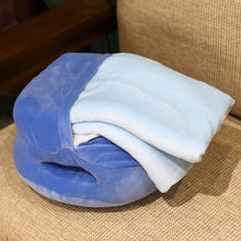 Lade das Bild in den Galerie-Viewer, Jetzt Süßes Frucht Kuschelkissen mit Decke und Handwärmer bei Kuscheltiere.store kaufen