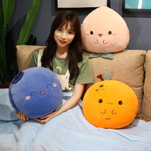 Lade das Bild in den Galerie-Viewer, Jetzt Süßes Frucht Kuschelkissen mit Decke und Handwärmer bei Kuscheltiere.store kaufen