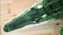 Lade das Bild in den Galerie-Viewer, Jetzt XXL Krokodil / Riesen Alligator Stofftier (105cm / 165cm) bei Kuscheltiere.store kaufen