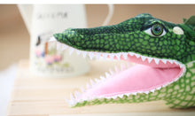 Lade das Bild in den Galerie-Viewer, Jetzt XXL Krokodil / Riesen Alligator Stofftier (105cm / 165cm) bei Kuscheltiere.store kaufen
