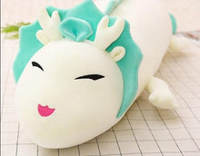 Lade das Bild in den Galerie-Viewer, Jetzt XXL Drachen Plüschie Stofftier - Anime Drache mit Kußmund (90-130cm) bei Kuscheltiere.store kaufen