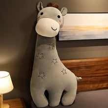 Lade das Bild in den Galerie-Viewer, Jetzt XXL Cartoon Giraffe Stofftier Kuscheltier (70cm oder 100cm) bei Kuscheltiere.store kaufen