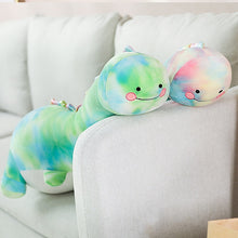 Lade das Bild in den Galerie-Viewer, Jetzt Supergroßer Süßes Dinosaurier Stofftier Regenbogen Look (70-130cm) bei Kuscheltiere.store kaufen