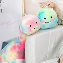 Lade das Bild in den Galerie-Viewer, Jetzt Supergroßer Süßes Dinosaurier Stofftier Regenbogen Look (70-130cm) bei Kuscheltiere.store kaufen