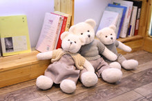 Lade das Bild in den Galerie-Viewer, Jetzt Liebliche Teddys mit Kleidung Kuscheltiere - 40cm / 50cm bei Kuscheltiere.store kaufen