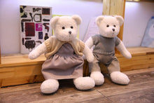 Lade das Bild in den Galerie-Viewer, Jetzt Liebliche Teddys mit Kleidung Kuscheltiere - 40cm / 50cm bei Kuscheltiere.store kaufen