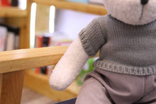 Lade das Bild in den Galerie-Viewer, Jetzt Liebliche Teddys mit Kleidung Kuscheltiere - 40cm / 50cm bei Kuscheltiere.store kaufen