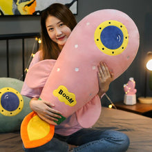 Lade das Bild in den Galerie-Viewer, Jetzt Cooles Kissen in Raketenform / Raketen Weltraum Motiv bei Kuscheltiere.store kaufen