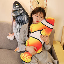 Lade das Bild in den Galerie-Viewer, Jetzt Der Clownfisch oder Karpfen als Plüschtier (30 bis 80cm) bei Kuscheltiere.store kaufen