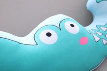 Lade das Bild in den Galerie-Viewer, Jetzt Lustige Kissen mit Tier Motiven: Alpaca, Krokodil, Elefant, Dino oder Giraffe bei Kuscheltiere.store kaufen