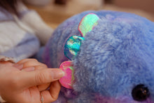 Lade das Bild in den Galerie-Viewer, Jetzt Farbenfroher Regenbogen Fisch Stofftier Kuscheltier bei Kuscheltiere.store kaufen