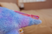 Lade das Bild in den Galerie-Viewer, Jetzt Farbenfroher Regenbogen Fisch Stofftier Kuscheltier bei Kuscheltiere.store kaufen