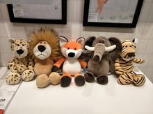 Lade das Bild in den Galerie-Viewer, Jetzt Niedliche Stofftiere (Affe, Fuchs, Waschbär, Giraffe, Elefant oder Löwe) ca. 25cm oder 35cm bei Kuscheltiere.store kaufen