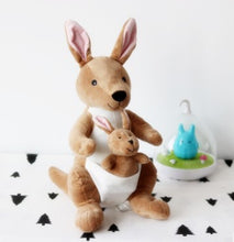 Lade das Bild in den Galerie-Viewer, Jetzt Liebliches Känguru Plüschtier (ca. 28cm / 38cm) bei Kuscheltiere.store kaufen