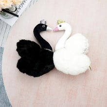 Lade das Bild in den Galerie-Viewer, Jetzt Wundervoller Weißer oder Schwarzer Schwan als Stofftier mit Krone (ca. 28cm) bei Kuscheltiere.store kaufen