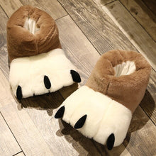 Lade das Bild in den Galerie-Viewer, Jetzt Warme und flauschige Plüsch Bärentatzen Slipper Hausschuhe bei Kuscheltiere.store kaufen