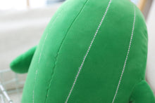 Lade das Bild in den Galerie-Viewer, Jetzt Lustiger Plüsch Kaktus in verschiedenen Größen 25/40/65cm bei Kuscheltiere.store kaufen