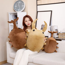 Lade das Bild in den Galerie-Viewer, Jetzt Lustiger XXL Käfer als Kuscheltier in verschiedenen Größen (50cm oder 60cm) bei Kuscheltiere.store kaufen