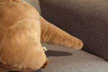 Lade das Bild in den Galerie-Viewer, Jetzt XXL Otter Flauschiges Stofftier (50cm oder 65cm) bei Kuscheltiere.store kaufen