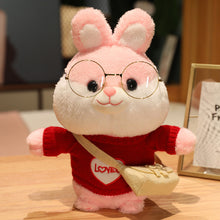 Lade das Bild in den Galerie-Viewer, Jetzt Süße Plüsch Hasen mit Brille in verschiedenen Looks (ca. 30cm) bei Kuscheltiere.store kaufen