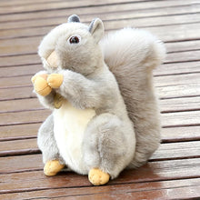 Lade das Bild in den Galerie-Viewer, Niedliches Eichhörnchen mit Nüssen Stofftier (ca. 20cm)
