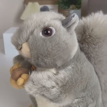 Laden und Abspielen von Videos im Galerie-Viewer, Niedliches Eichhörnchen mit Nüssen Stofftier (ca. 20cm)
