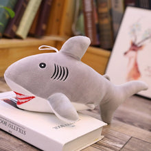 Lade das Bild in den Galerie-Viewer, Jetzt Niedlicher Plüsch Hai (36cm) Stofftier bei Kuscheltiere.store kaufen
