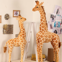 Lade das Bild in den Galerie-Viewer, Jetzt XXL Giraffe als Stofftier - bis zu 140cm bei Kuscheltiere.store kaufen
