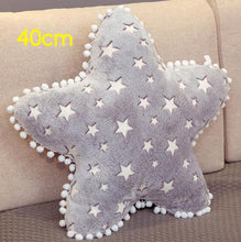 Lade das Bild in den Galerie-Viewer, Jetzt Leuchtende Kuschel Sternen Kissen bei Kuscheltiere.store kaufen
