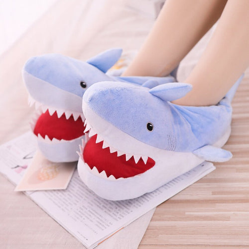 Jetzt Flauschige Plüsch Hausschuhe im Hai Look bei Kuscheltiere.store kaufen