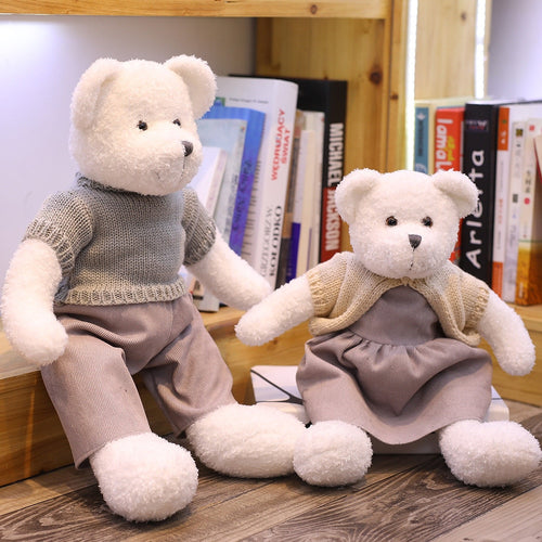 Jetzt Liebliche Teddys mit Kleidung Kuscheltiere - 40cm / 50cm bei Kuscheltiere.store kaufen