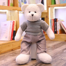 Lade das Bild in den Galerie-Viewer, Jetzt Liebliche Teddys mit Kleidung Kuscheltiere - 40cm / 50cm bei Kuscheltiere.store kaufen
